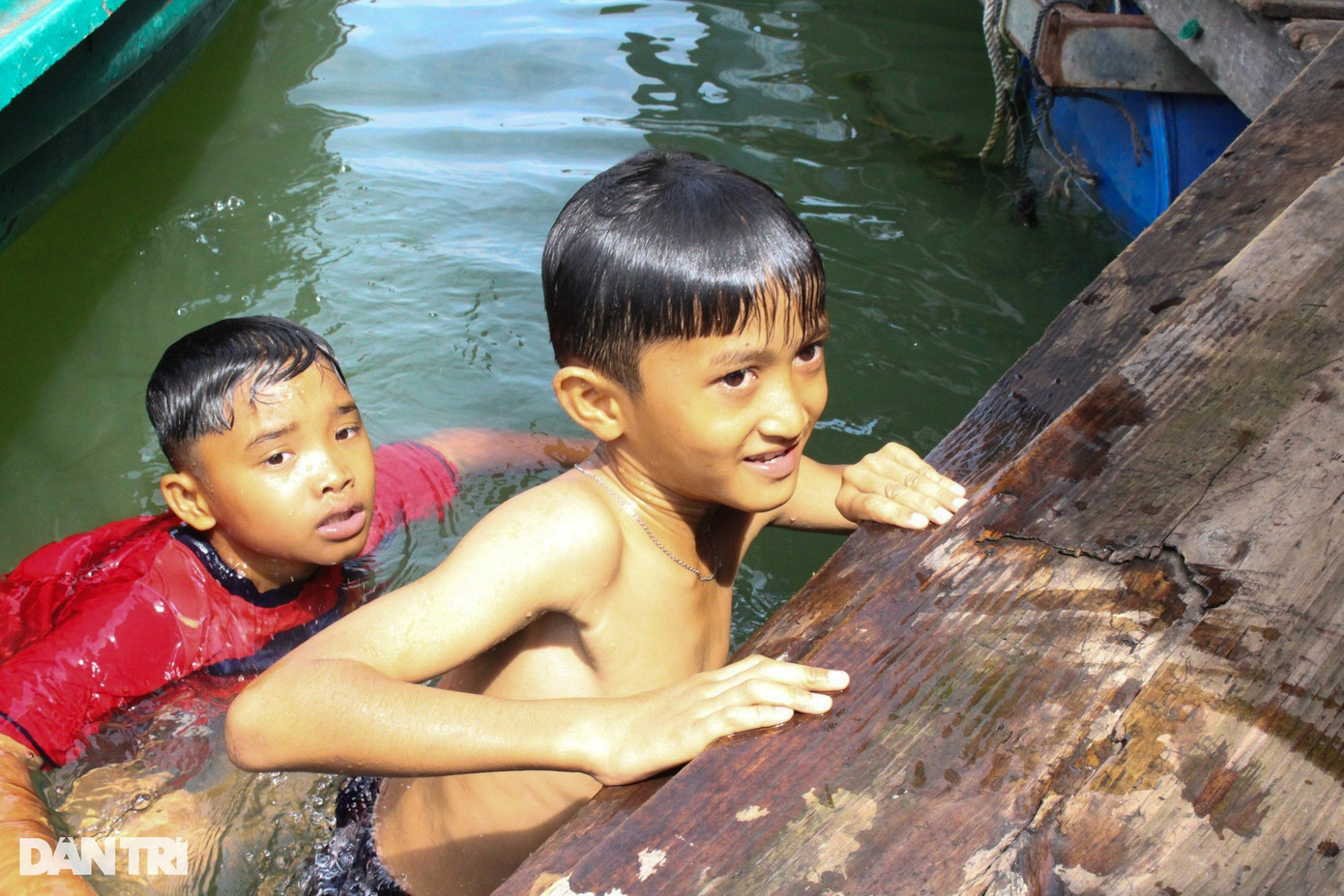 Dù cuộc sống dưới hồ còn nhiều khó khăn nhưng các em ở đây luôn nở nụ cười trên môi. Nhiều hộ gia đình sống trên hồ Dầu Tiếng hi vọng tương lai sẽ có đầy đủ giấy tờ tùy thân, để cuộc sống đỡ khó khăn hơn. Dù cuộc sống dưới hồ còn nhiều khó khăn nhưng các em ở đây luôn nở nụ cười trên môi. Nhiều hộ gia đình sống trên hồ Dầu Tiếng hi vọng tương lai sẽ có đầy đủ giấy tờ tùy thân, để cuộc sống đỡ khó khăn hơn.