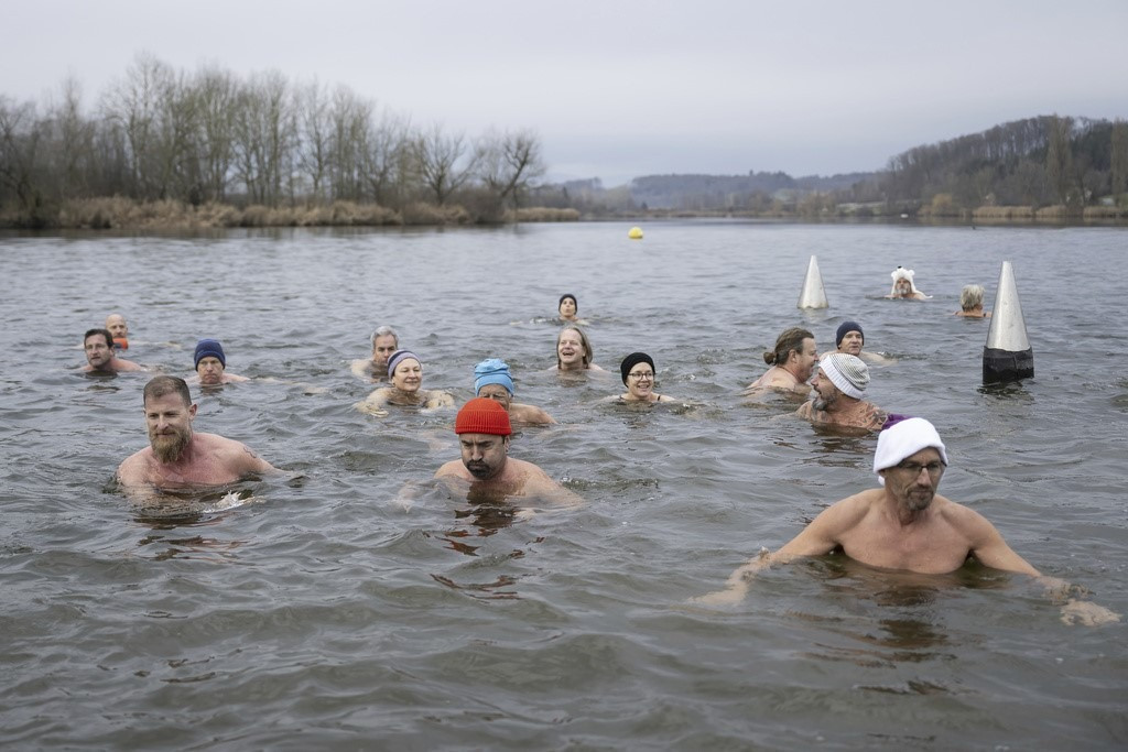 Ở Thụy Sĩ, nhiều người đổ về hồ Moosseee ngâm mình trong làn nước lạnh có nhiệt độ khoảng 5 độ C để gột rửa những điều xui xẻo của năm cũ. Ảnh: Sky News Ở Thụy Sĩ, nhiều người đổ về hồ Moosseee ngâm mình trong làn nước lạnh có nhiệt độ khoảng 5 độ C để gột rửa những điều xui xẻo của năm cũ. Ảnh: Sky News