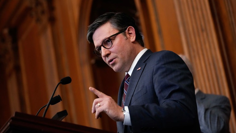 Chủ tịch Hạ viện Mỹ Mike Johnson họp báo hôm 5/12. Ảnh: Getty Images Chủ tịch Hạ viện Mỹ Mike Johnson họp báo hôm 5/12. Ảnh: Getty Images