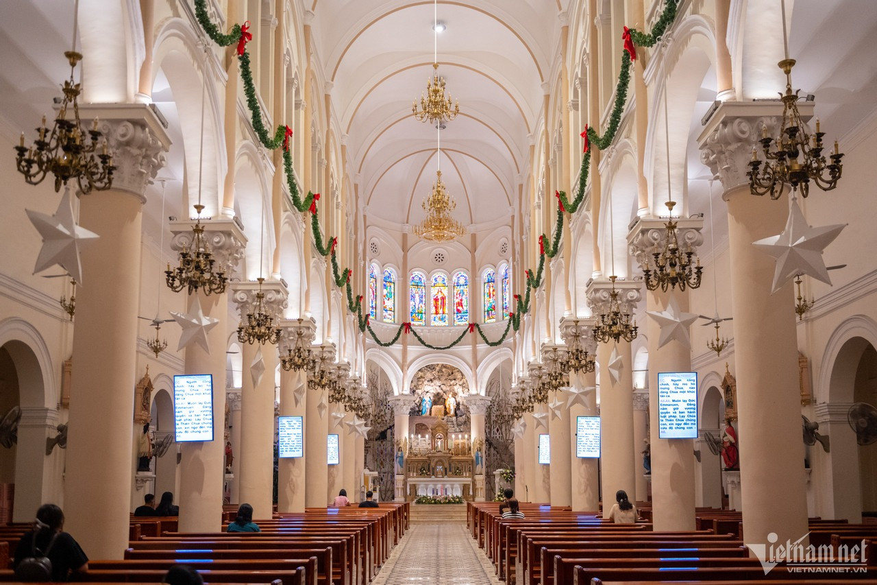 Không khí Giáng sinh bên trong nhà thờ Tân Định với các hoạt động diễn ra trực tiếp. Không khí Giáng sinh bên trong nhà thờ Tân Định với các hoạt động diễn ra trực tiếp.