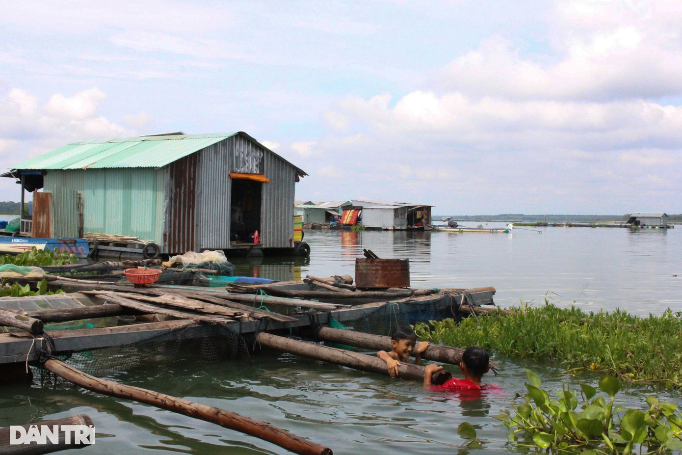 Sau mỗi buổi học, con trai chị Miễn về nhà tạm và xuống hồ tắm lúc giữa trưa. Dù mới chỉ học lớp 2 nhưng bé có thể bơi lội dưới nước rất thuần thục. Sau mỗi buổi học, con trai chị Miễn về nhà tạm và xuống hồ tắm lúc giữa trưa. Dù mới chỉ học lớp 2 nhưng bé có thể bơi lội dưới nước rất thuần thục.