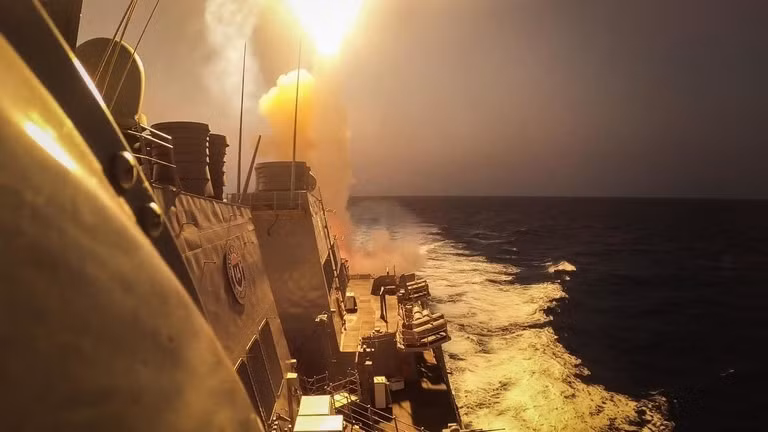 Tàu USS Carney đáp trả cuộc tấn công ở Biển Đỏ vào ngày 19/10. Ảnh: Hải quân Mỹ