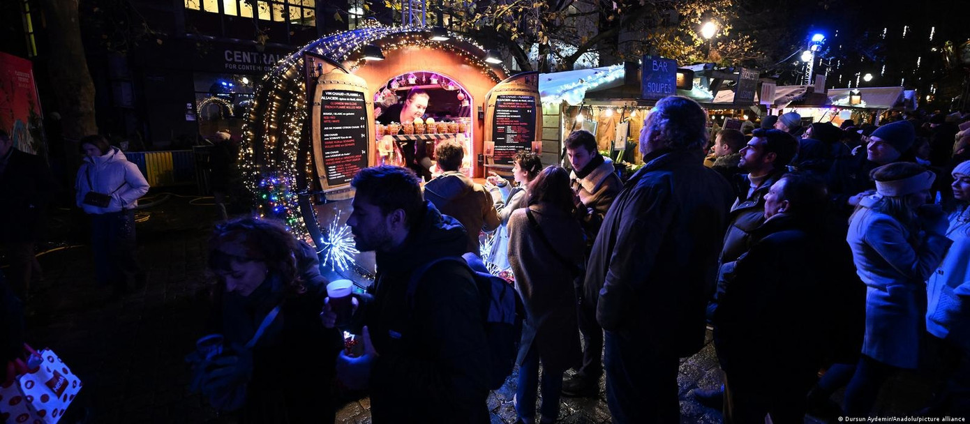 Không khí nhộn nhịp tại một khu chợ Giáng sinh ở Brussels (Bỉ). Ảnh: Anadolu