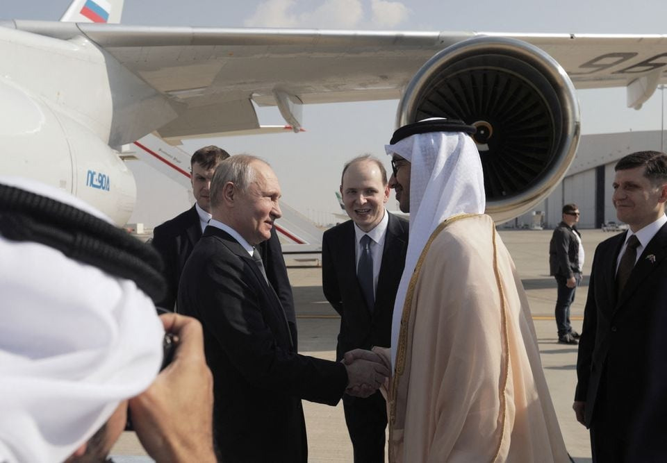 Tổng thống Nga Putin được đón tại sân bay Abu Dhabi ngày 6/12. Ảnh: Reuters Tổng thống Nga Putin được đón tại sân bay Abu Dhabi ngày 6/12. Ảnh: Reuters