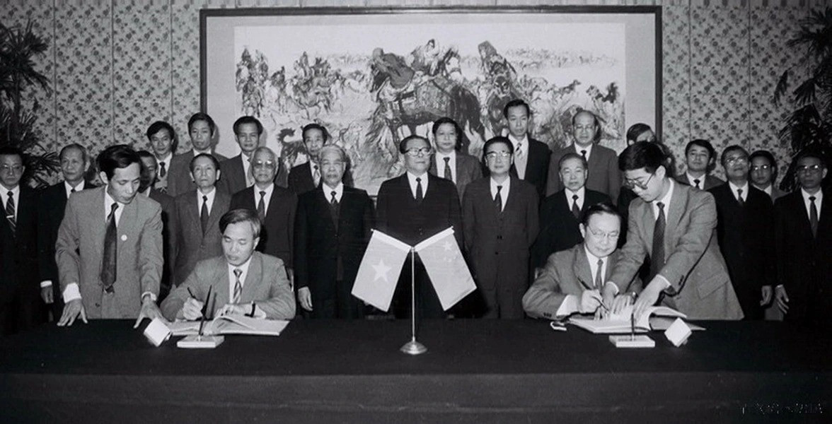 Từ ngày 5 - 10/11/1991, Đoàn đại biểu cấp cao Việt Nam do Tổng Bí thư Đỗ Mười và Chủ tịch HĐBT Võ Văn Kiệt sang thăm Trung Quốc theo lời mời của Tổng Bí thư Giang Trạch Dân và đồng chí Lý Bằng, Thủ tướng Quốc vụ viện Trung Quốc và chứng kiến Lễ ký hiệp định giữa hai nước. (Ảnh: TTXVN)
