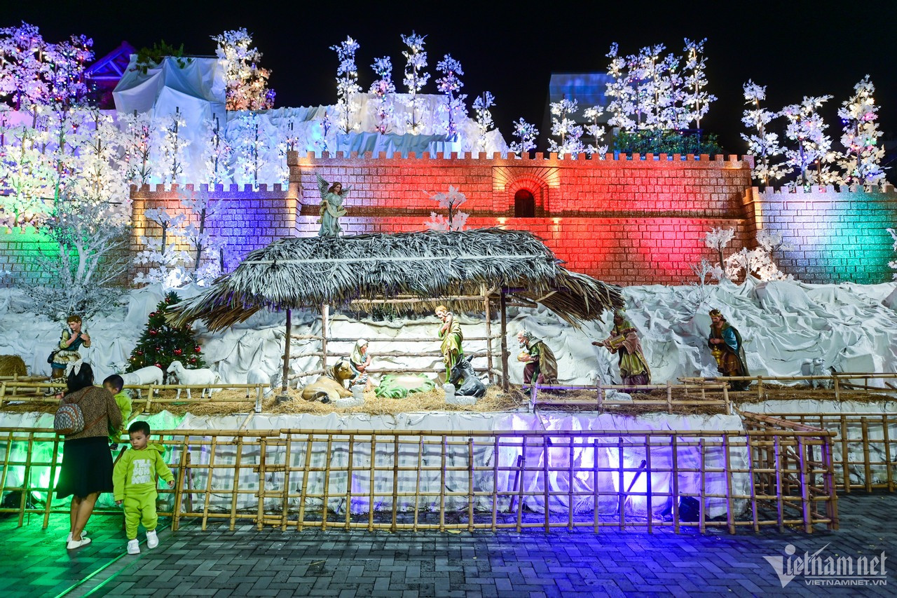 Cổng chính của nhà thờ được trang trí bằng tiểu cảnh tái hiện lại thời điểm Chúa ra đời một cách cầu kỳ, bắt mắt. Cổng chính của nhà thờ được trang trí bằng tiểu cảnh tái hiện lại thời điểm Chúa ra đời một cách cầu kỳ, bắt mắt.