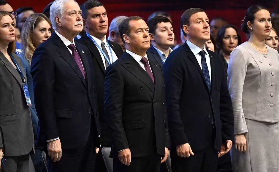 Chủ tịch đảng Nước Nga Thống nhất - ông Dmitry Medvedev (giữa). Ảnh: Tass