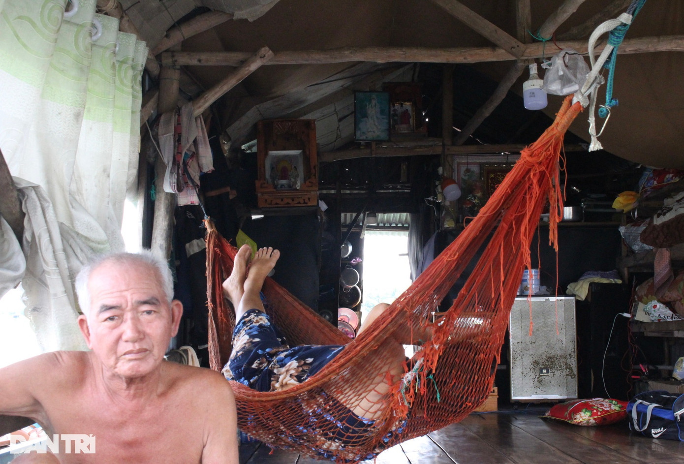 Bố mẹ vợ anh Sối đang sống cùng vợ chồng anh tại căn nhà tạm trên hồ. Dù gia đình có 5 người nhưng mọi người vẫn sống vui vẻ. Hàng ngày, anh Sối đi đánh bắt trên hồ kiếm tiền nuôi gia đình. Anh Sối cũng chỉ muốn sống dưới bè, mưu sinh bằng nghề đánh bắt. Bởi vì, lên trên bờ anh cũng không biết làm gì khác ngoài nghề đánh cá. Bố mẹ vợ anh Sối đang sống cùng vợ chồng anh tại căn nhà tạm trên hồ. Dù gia đình có 5 người nhưng mọi người vẫn sống vui vẻ. Hàng ngày, anh Sối đi đánh bắt trên hồ kiếm tiền nuôi gia đình. Anh Sối cũng chỉ muốn sống dưới bè, mưu sinh bằng nghề đánh bắt. Bởi vì, lên trên bờ anh cũng không biết làm gì khác ngoài nghề đánh cá.