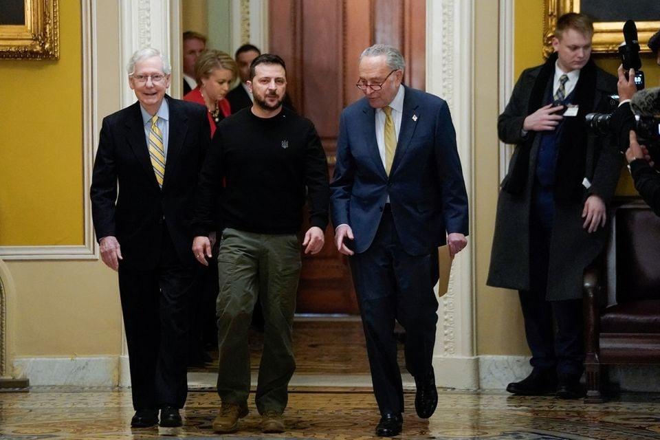 Tổng thống Ukraine Volodymyr Zelensky đi cạnh Lãnh đạo đa số Thượng viện Mỹ Chuck Schumer (đảng Dân chủ) và Lãnh đạo thiểu số Thượng viện Mỹ Mitch McConnell (đảng Cộng hòa). Ảnh: Reuters Tổng thống Ukraine Volodymyr Zelensky đi cạnh Lãnh đạo đa số Thượng viện Mỹ Chuck Schumer (đảng Dân chủ) và Lãnh đạo thiểu số Thượng viện Mỹ Mitch McConnell (đảng Cộng hòa). Ảnh: Reuters