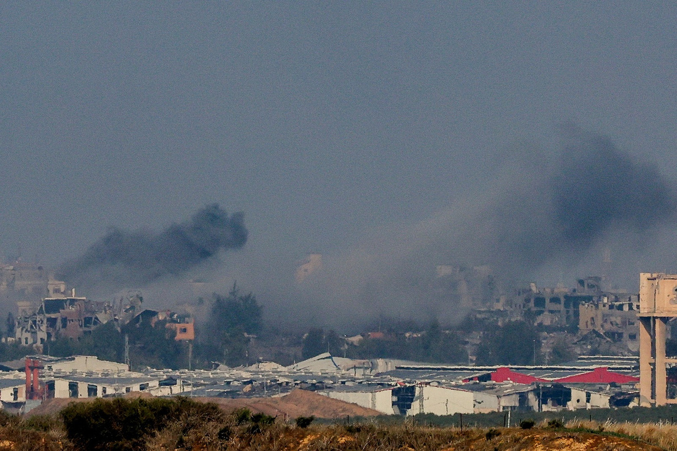 Khói bốc lên từ Dải Gaza ngày 6/12. Ảnh: Reuters Khói bốc lên từ Dải Gaza ngày 6/12. Ảnh: Reuters