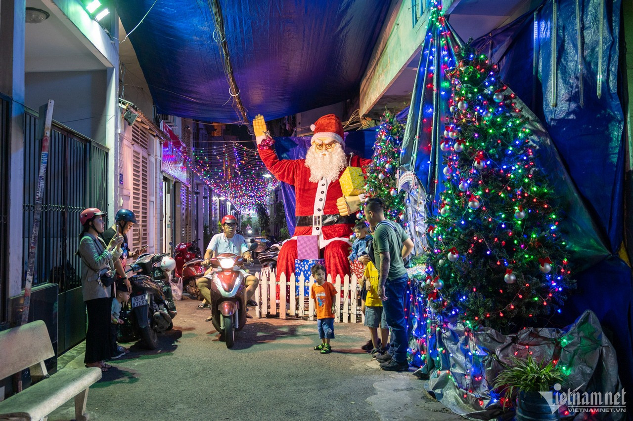 Xung quanh các con hẻm xóm đạo Lộc Hưng cũng được trang trí đẹp mắt với những tiểu cảnh hang đá, ông già Noel lớn. Được biết người dân nơi đây đã chuẩn bị cho dịp lễ lớn nhất năm từ trước cả tháng. Xung quanh các con hẻm xóm đạo Lộc Hưng cũng được trang trí đẹp mắt với những tiểu cảnh hang đá, ông già Noel lớn. Được biết người dân nơi đây đã chuẩn bị cho dịp lễ lớn nhất năm từ trước cả tháng.