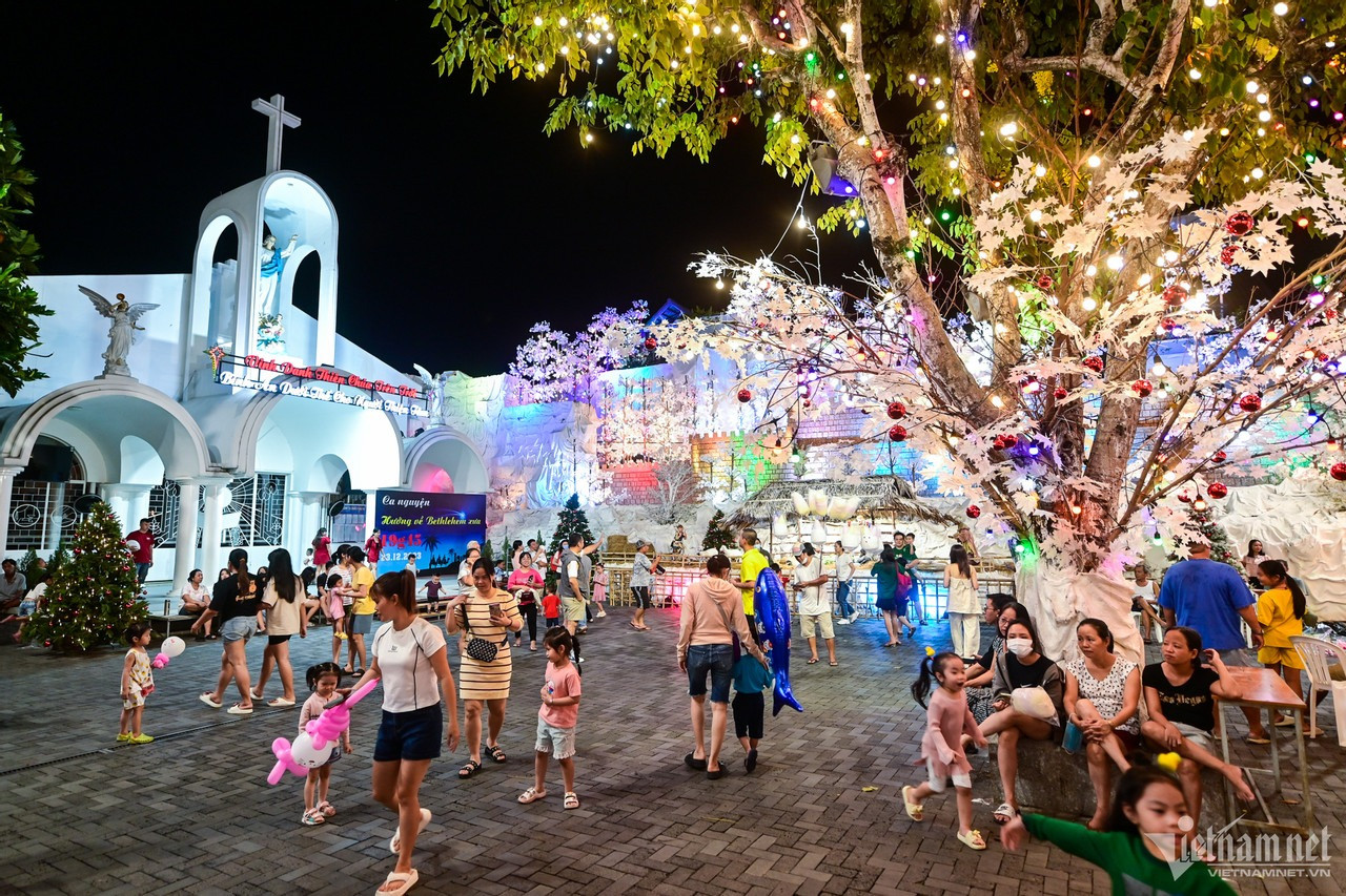 Cách đó không xa là nhà thờ giáo xứ Hợp An. Với khuôn viên rộng, mát mẻ nơi đây thu hút nhiều người tới vui chơi, dạo mát. Cách đó không xa là nhà thờ giáo xứ Hợp An. Với khuôn viên rộng, mát mẻ nơi đây thu hút nhiều người tới vui chơi, dạo mát.