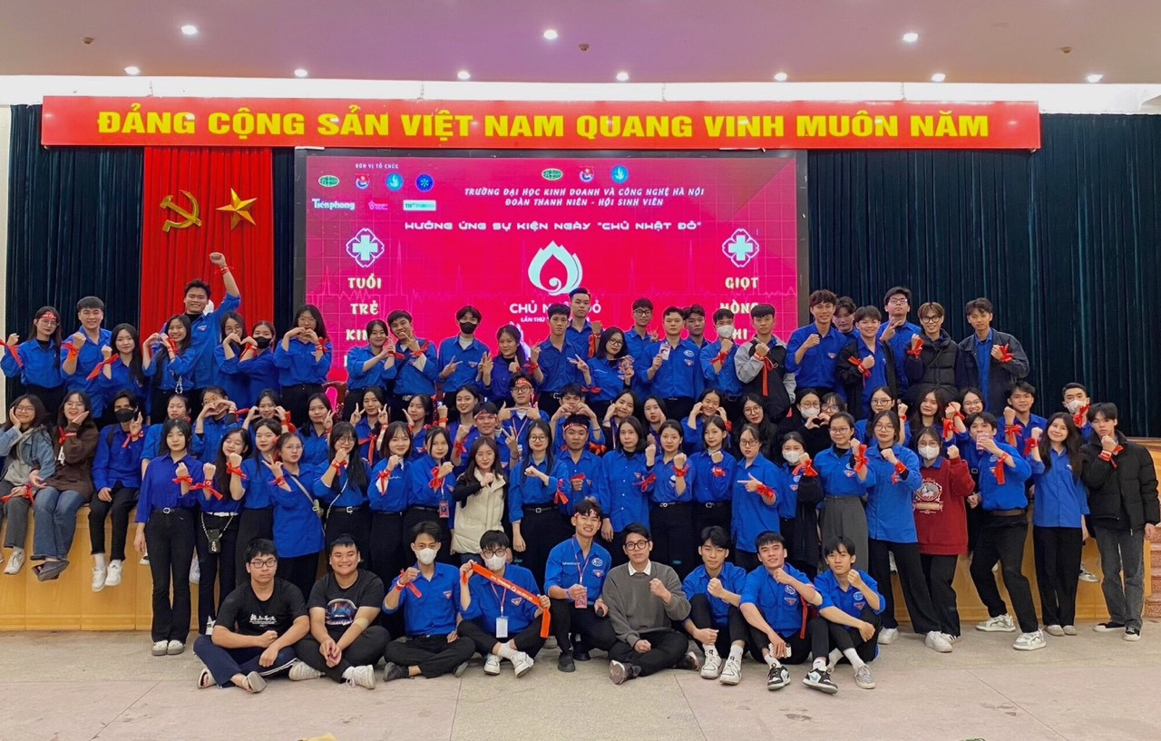 Đông đảo sinh viên, tình nguyện viên tham gia hưởng ứng Chủ Nhật Đỏ lần thứ XVI năm 2024 và chụp ảnh lưu niệm tại chương trình.