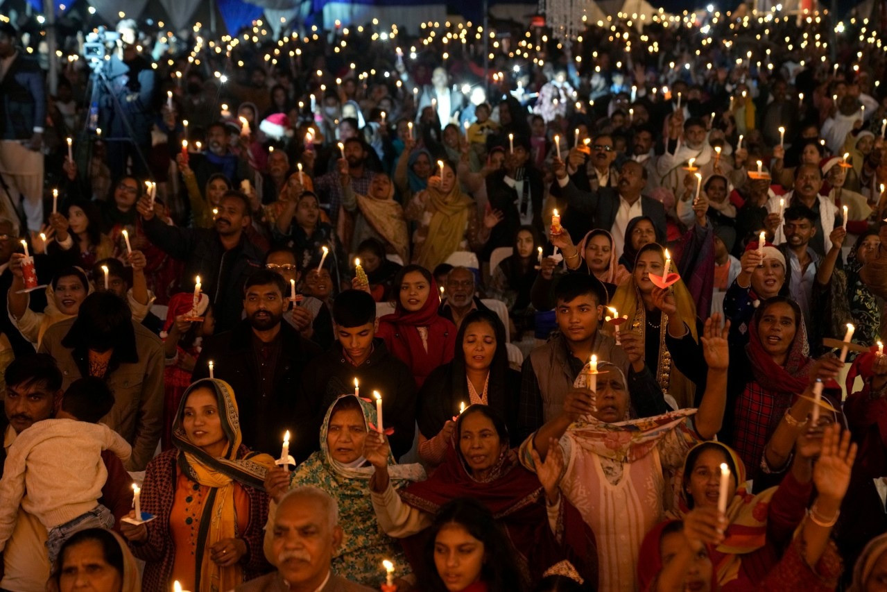 Những người theo đạo Cơ đốc Pakistan cầm nến trong buổi lễ mừng Giáng sinh ở Lahore (Pakistan). Ảnh: AP