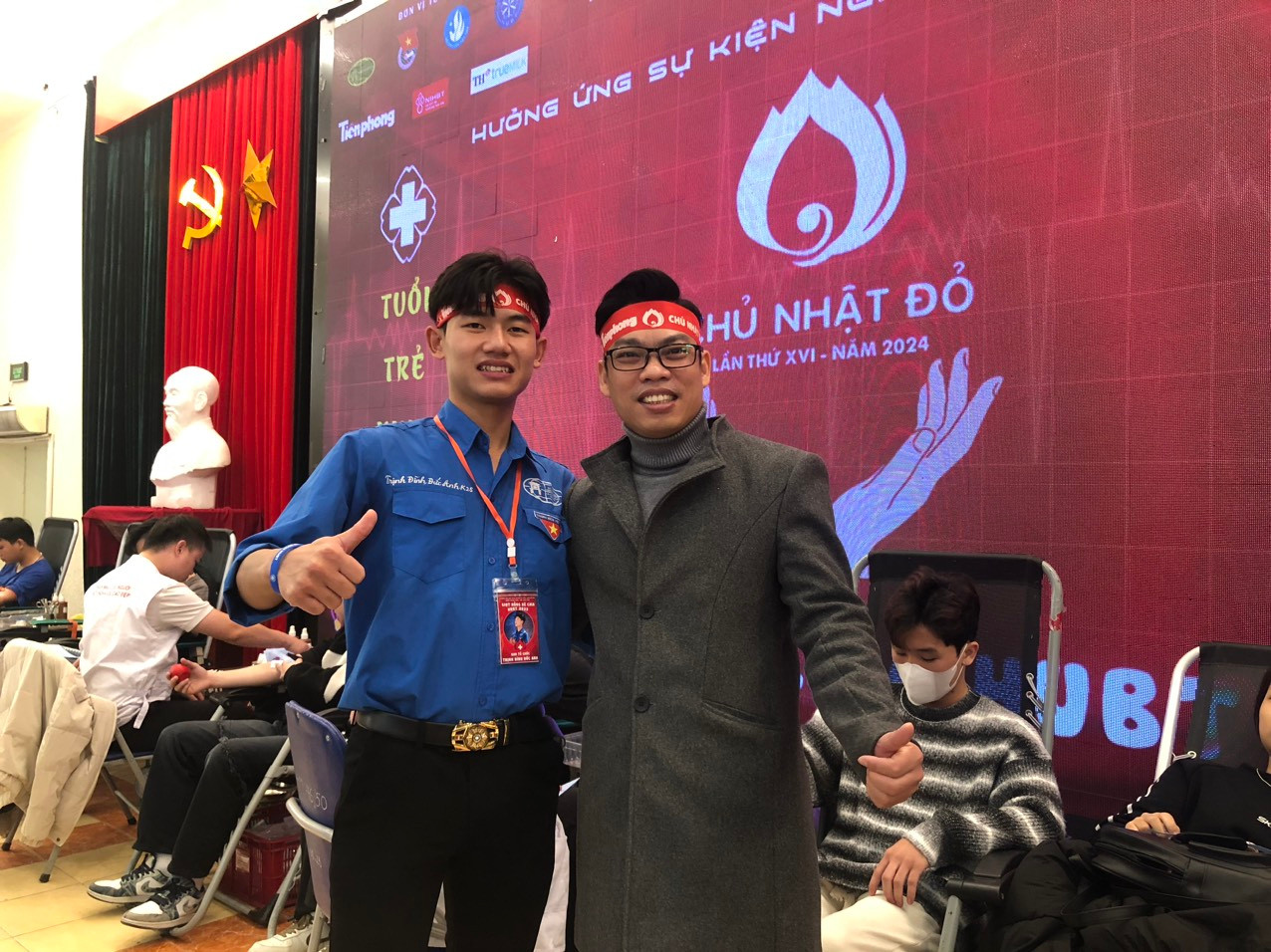 Anh Nguyễn Văn Điệp (bên phải) – Bí thư Đoàn trường Đại học Kinh doanh và Công nghệ Hà Nội người đã hiến 350 đơn vị máu dành tặng chương trình Chủ Nhật Đỏ 2024.