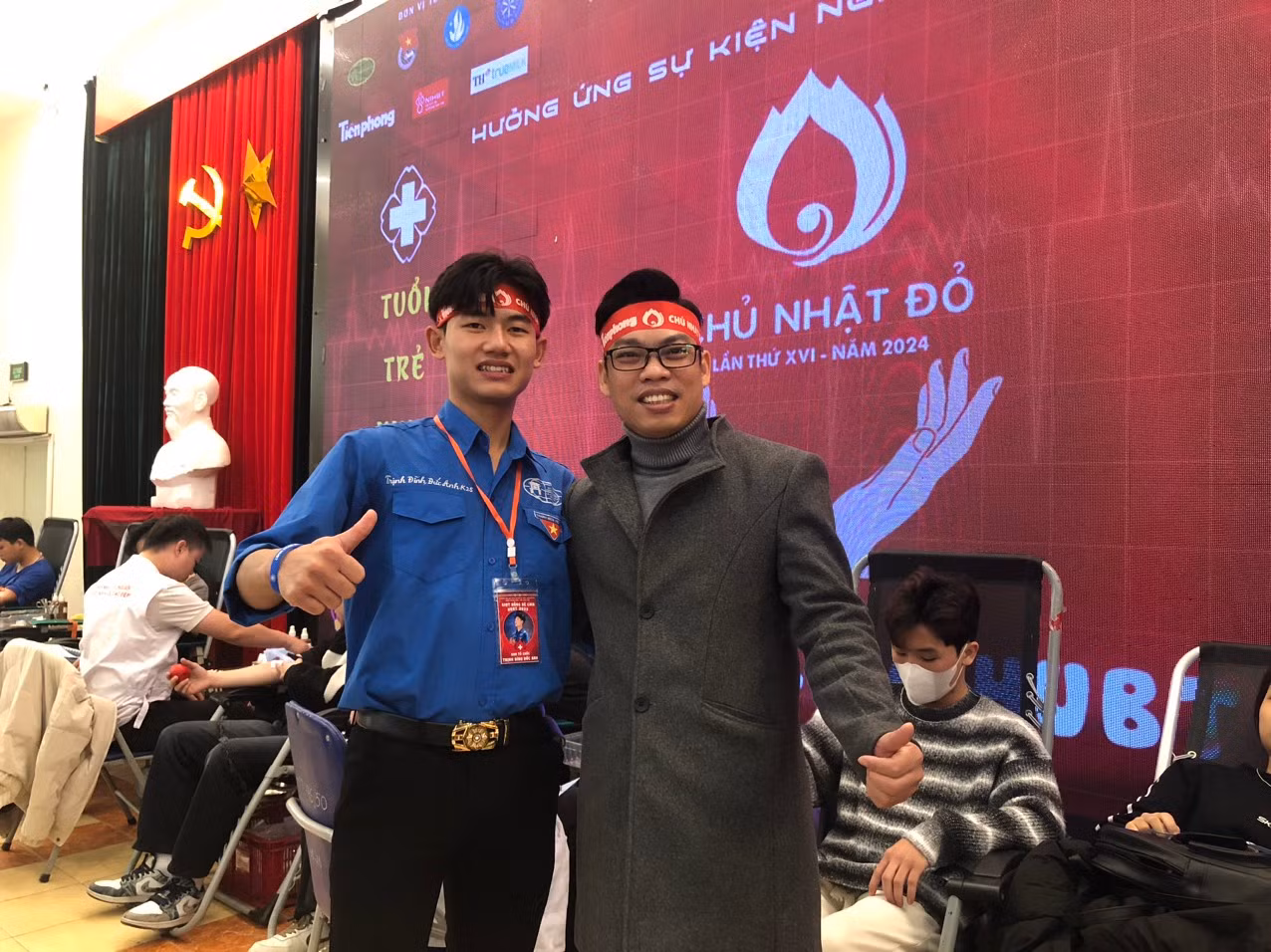 Anh Nguyễn Văn Điệp (bên phải) – Bí thư Đoàn trường Đại học Kinh doanh và Công nghệ Hà Nội người đã hiến 350 đơn vị máu dành tặng chương trình Chủ Nhật Đỏ 2024. Anh Nguyễn Văn Điệp (bên phải) – Bí thư Đoàn trường Đại học Kinh doanh và Công nghệ Hà Nội người đã hiến 350 đơn vị máu dành tặng chương trình Chủ Nhật Đỏ 2024.