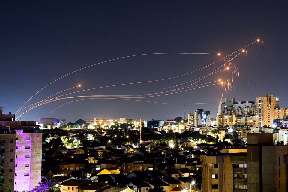 Hệ thống Vòm Sắt chặn rocket phóng từ Dải Gaza nhằm vào Israel hôm 1/12. Ảnh: Reuters