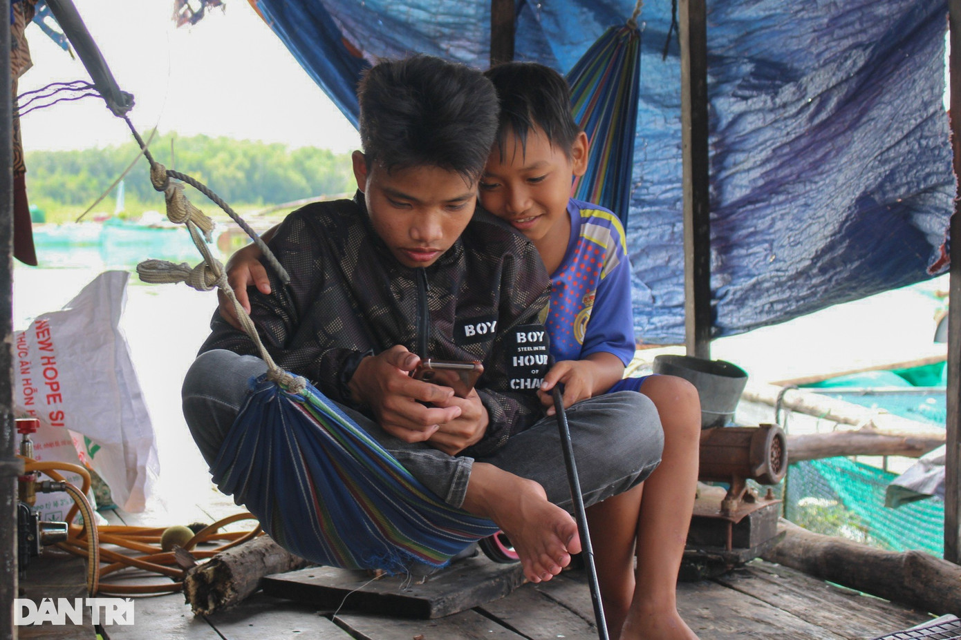 Con trai anh Nguyễn Văn Dương (bên trái) học hết lớp 5 thì nghỉ học. Gia đình anh Dương có 5 người con, ba người con lớn học hết lớp 5 là nghỉ rồi đi phụ gia đình đánh bắt kiếm sống. May mắn hơn, gia đình anh Dương đã lên bờ được vài năm trở lại đây nhưng cũng gặp khó khăn và chưa có giấy tờ tùy thân. Con trai anh Nguyễn Văn Dương (bên trái) học hết lớp 5 thì nghỉ học. Gia đình anh Dương có 5 người con, ba người con lớn học hết lớp 5 là nghỉ rồi đi phụ gia đình đánh bắt kiếm sống. May mắn hơn, gia đình anh Dương đã lên bờ được vài năm trở lại đây nhưng cũng gặp khó khăn và chưa có giấy tờ tùy thân.