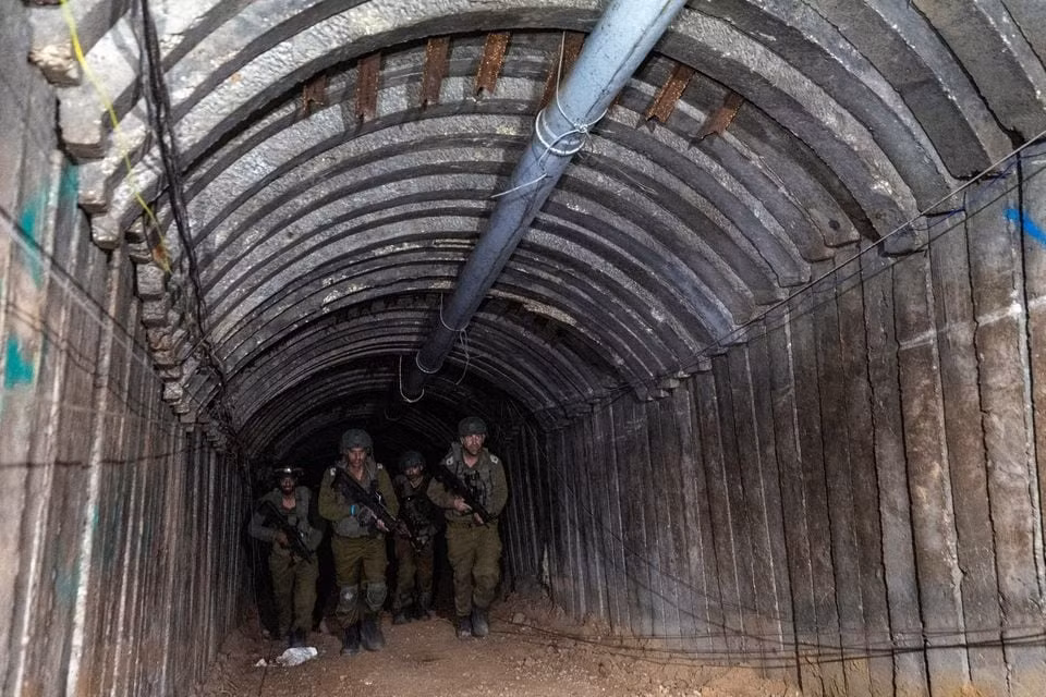 Các binh sĩ Israel đi trong đường hầm của Hamas. Ảnh: Reuters