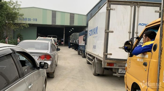 Xe nối đuôi nhau xếp hàng chờ đến lượt đăng kiểm tại Trung tâm Đăng kiểm 29.11D sáng 12/12. (Ảnh: N. Huyền) Xe nối đuôi nhau xếp hàng chờ đến lượt đăng kiểm tại Trung tâm Đăng kiểm 29.11D sáng 12/12. (Ảnh: N. Huyền)