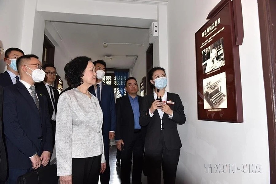Ủy viên Bộ Chính trị, Thường trực Ban Bí thư, Trưởng Ban Tổ chức Trung ương Trương Thị Mai cùng đoàn đại biểu Đảng Cộng sản Việt Nam thăm nơi Chủ tịch Hồ Chí Minh từng sống và làm việc tại Khu di tích Nhà Kỷ niệm Cách mạng Hồng Nham, thành phố Trùng Khánh, Trung Quốc, chiều 27/4/2023. (Ảnh: Tiến Trung/TTXVN)