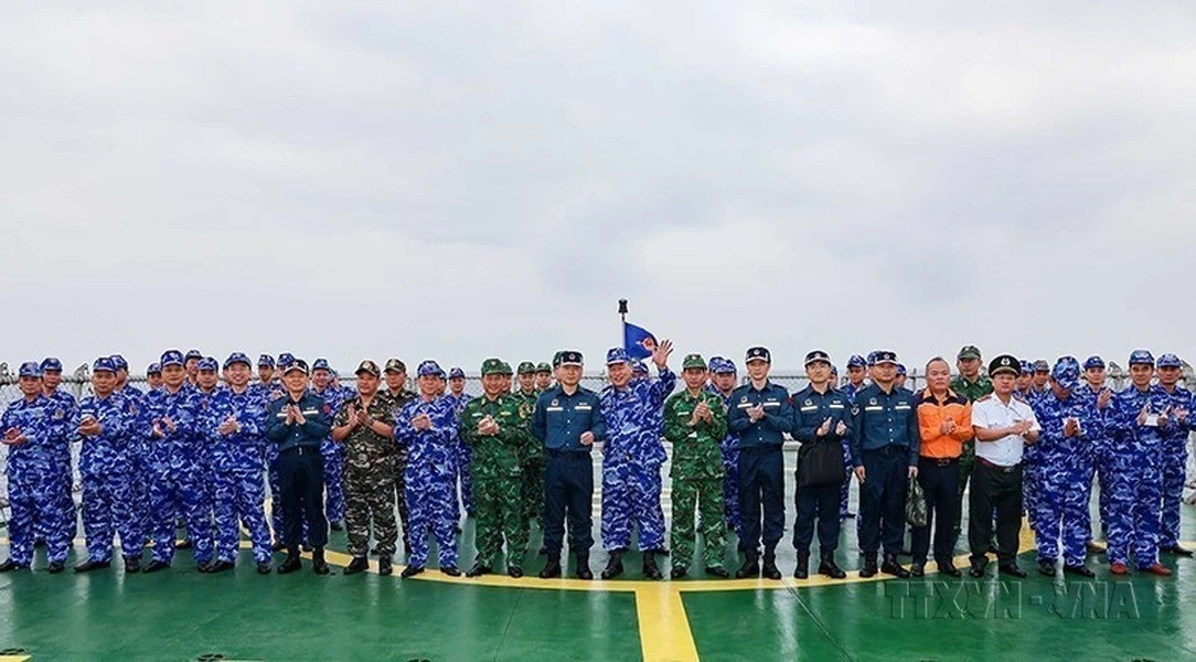Chuyến tuần tra liên hợp trên vùng biển lân cận đường phân định Vịnh Bắc Bộ giữa Cảnh sát Biển Việt Nam và Cảnh sát Biển Trung Quốc lần thứ nhất năm 2023 (11-13/4/2023) là chuyến tuần tra liên hợp lần thứ 25, kể từ năm 2006 đến nay, giữa hai nước Việt Nam và Trung Quốc. (Ảnh: TTXVN)