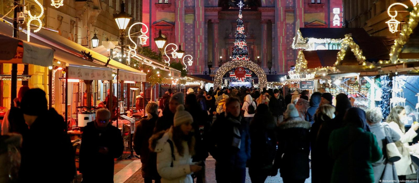 Cảnh tấp nập tại một khu chợ Giáng sinh ở Budapest (Hungary). Ảnh: Reuters