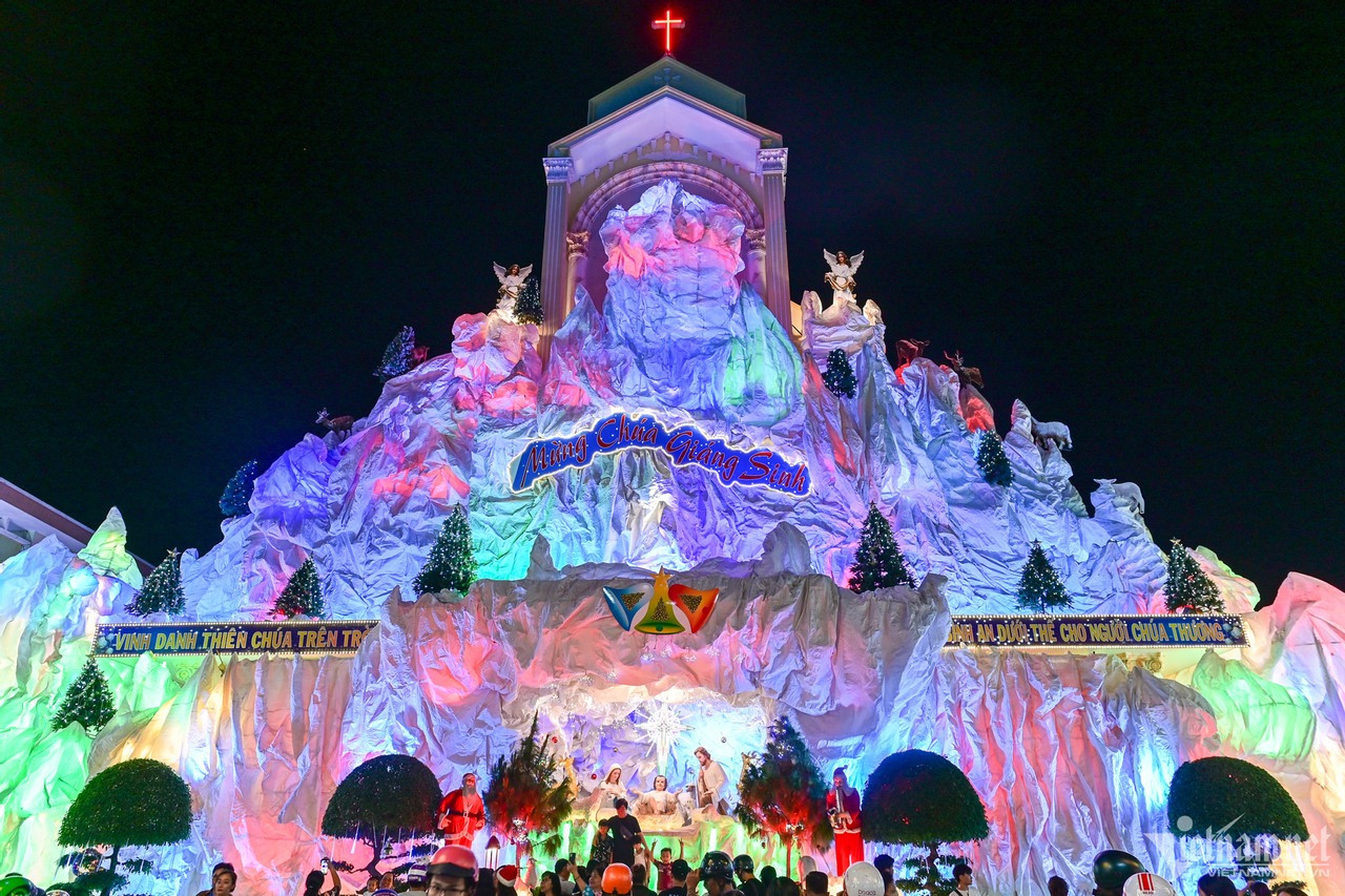 Tại xóm đạo trên đường Phạm Thế Hiển (quận 8), nhà thờ Bình Thái được trang trí hoành tráng và nổi bật nhất. Toàn bộ khuôn viên nhà thờ được trang trí nhiều tiểu cảnh Giáng sinh lớn với các hang đá, thác nước. Năm nay quy mô hang đá lớn gấp đôi năm ngoái và được thực hiện bằng 800kg bao bì nhựa cùng hơn 150 triệu đồng chi phí trang trí, đèn. Tại xóm đạo trên đường Phạm Thế Hiển (quận 8), nhà thờ Bình Thái được trang trí hoành tráng và nổi bật nhất. Toàn bộ khuôn viên nhà thờ được trang trí nhiều tiểu cảnh Giáng sinh lớn với các hang đá, thác nước. Năm nay quy mô hang đá lớn gấp đôi năm ngoái và được thực hiện bằng 800kg bao bì nhựa cùng hơn 150 triệu đồng chi phí trang trí, đèn.