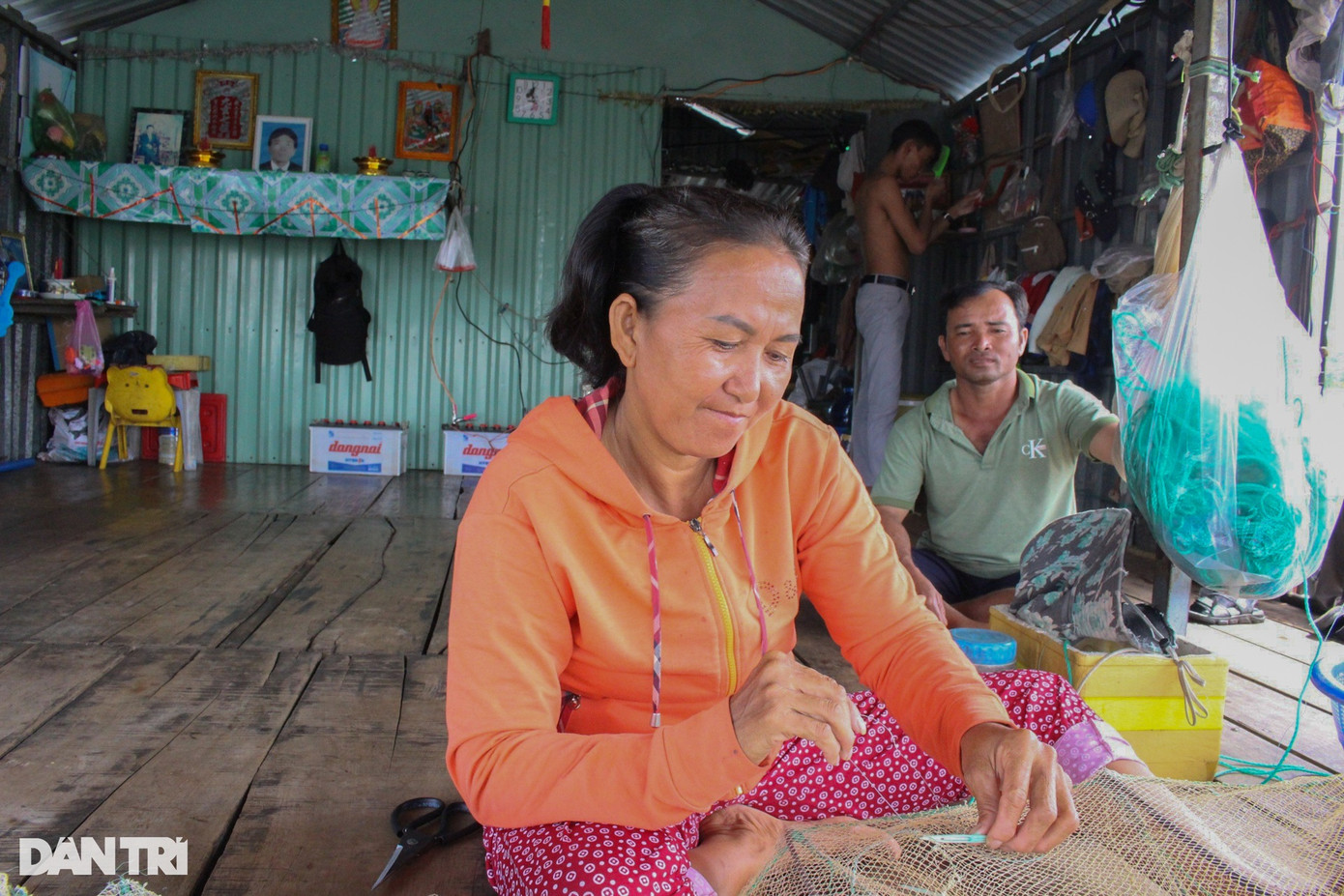 Chị Miễn ở nhà làm công việc nội trợ và đan lại những tấm lưới đã rách cho chồng đi đánh bắt cá. Dù cuộc sống trên bè còn nhiều khó khăn nhưng gia đình anh/chị vẫn muốn sống dưới hồ. Theo anh Tường, hai vợ chồng không có bất kì giấy tờ tùy thân nào. Nếu có lên bờ thì cũng chẳng biết làm gì ngoài đánh bắt cá. Nghề đánh cá nuôi sống gia đình đã có từ đời cha, ông nên anh chỉ biết dựa vào sông nước để kiếm sống. Chị Miễn ở nhà làm công việc nội trợ và đan lại những tấm lưới đã rách cho chồng đi đánh bắt cá. Dù cuộc sống trên bè còn nhiều khó khăn nhưng gia đình anh/chị vẫn muốn sống dưới hồ. Theo anh Tường, hai vợ chồng không có bất kì giấy tờ tùy thân nào. Nếu có lên bờ thì cũng chẳng biết làm gì ngoài đánh bắt cá. Nghề đánh cá nuôi sống gia đình đã có từ đời cha, ông nên anh chỉ biết dựa vào sông nước để kiếm sống.