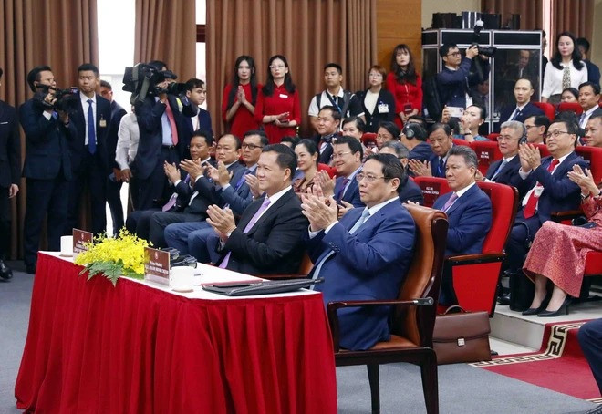 Thủ tướng Chính phủ Phạm Minh Chính và Thủ tướng Campuchia Samdech Hun Manet tại buổi gặp gỡ giảng viên và sinh viên Trường Đại học Ngoại thương. (Ảnh: Phạm Kiên/TTXVN) Thủ tướng Chính phủ Phạm Minh Chính và Thủ tướng Campuchia Samdech Hun Manet tại buổi gặp gỡ giảng viên và sinh viên Trường Đại học Ngoại thương. (Ảnh: Phạm Kiên/TTXVN)