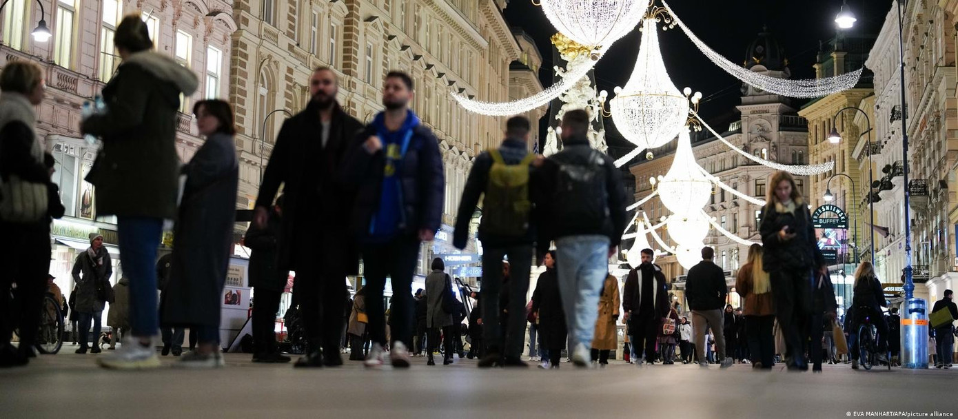 Những tuyến phố và quảng trường ở Vienna (Áo) trang hoàng rực rỡ mùa lễ hội. Trong ảnh, người dân tấp nập mua sắm ở đường Graben. Ảnh: APA