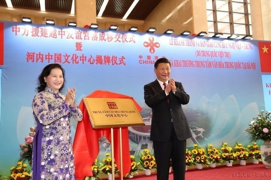 Chiều 12/11/2017, tại Hà Nội, Chủ tịch Quốc hội Nguyễn Thị Kim Ngân và Tổng Bí thư, Chủ tịch Trung Quốc Tập Cận Bình dự Lễ khánh thành và bàn giao Cung Hữu nghị Việt-Trung và Lễ khai trương Trung tâm Văn hóa Trung Quốc tại Hà Nội. (Ảnh: Trọng Đức/TTXVN)