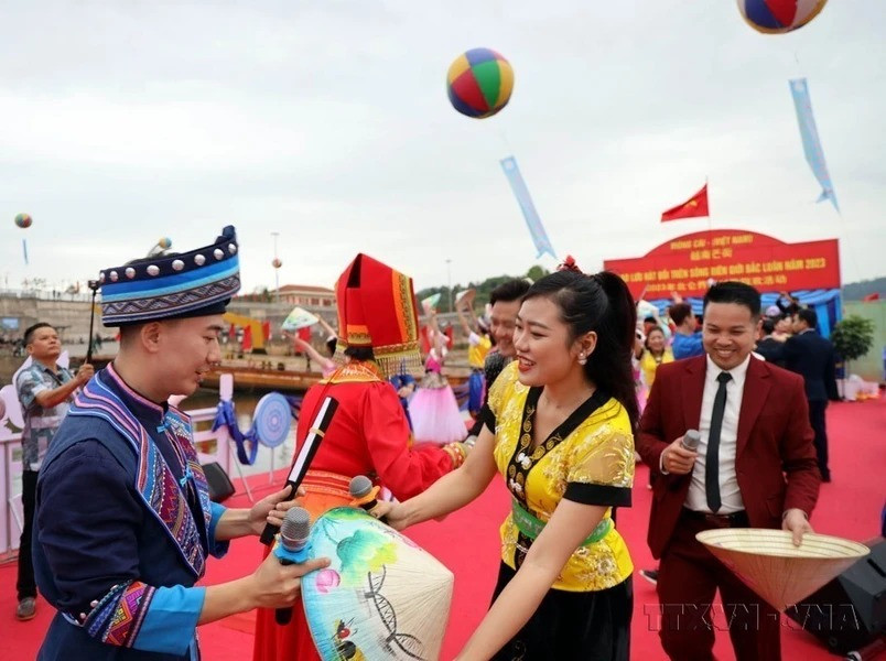 Chương trình giao lưu hát đối trên sông biên giới Bắc Luân giữa thanh niên thành phố Móng Cái (Việt Nam) và thanh niên thành phố Đông Hưng (Trung Quốc) trong khuôn khổ Hội chợ Quốc tế Việt-Trung lần thứ 15. (Ảnh: Đức Hiếu/TTXVN)