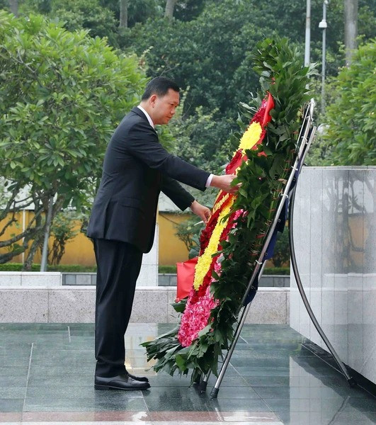 Thủ tướng Campuchia Samdech Hun Manet đặt vòng hoa tưởng niệm các Anh hùng Liệt sỹ. (Ảnh: Phạm Kiên/TTXVN)
