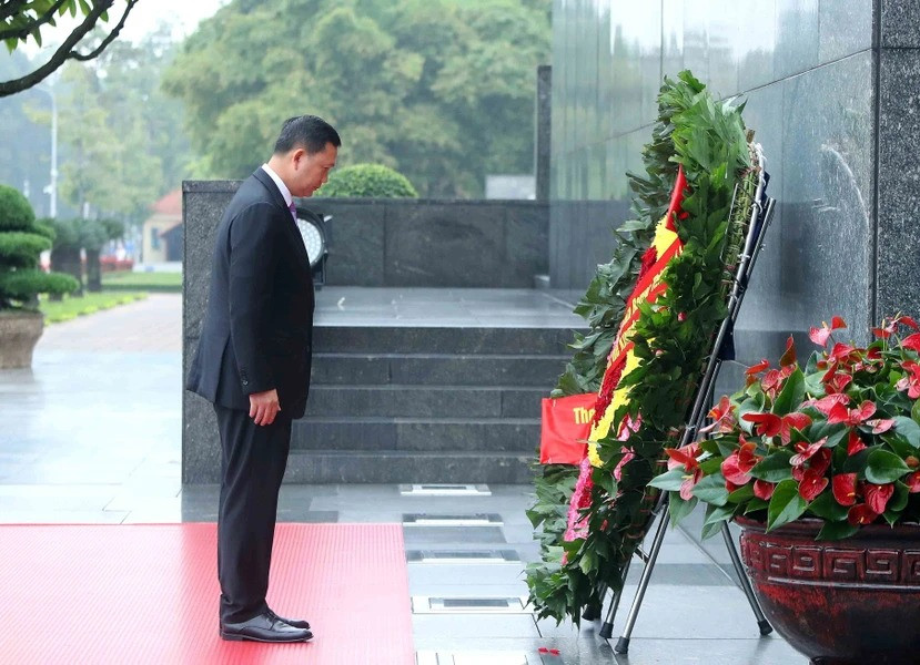 Thủ tướng Campuchia Samdech Hun Manet đặt vòng hoa viếng Chủ tịch Hồ Chí Minh. (Ảnh: An Đăng/ TTXVN)