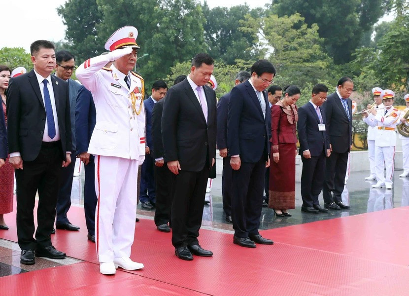 Thủ tướng Campuchia Samdech Hun Manet thành kính tưởng niệm các Anh hùng Liệt sỹ. (Ảnh: Phạm Kiên/TTXVN)