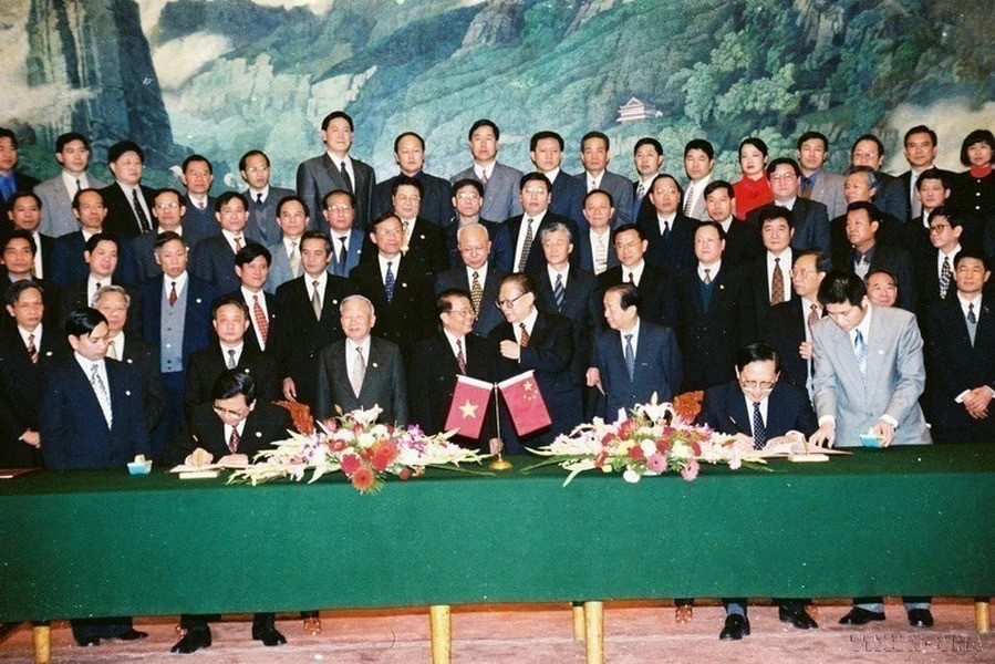 Bộ trưởng Ngoại giao Nguyễn Di Niên và Bộ trưởng Ngoại giao Trung Quốc Đường Gia Triền ký Tuyên bố chung giữa hai nước nhân chuyến thăm hữu nghị chính thức CHND Trung Hoa của Chủ tịch nước Trần Đức Lương (12/2000). (Ảnh: TTXVN)