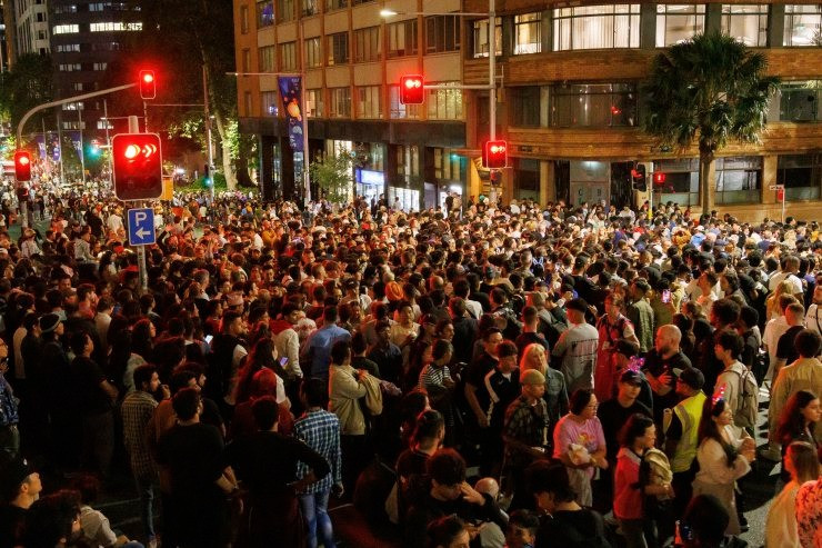 Người Úc tụ tập ở Sydney xem pháo hoa mừng năm mới. Ảnh: Smh.com.au Người Úc tụ tập ở Sydney xem pháo hoa mừng năm mới. Ảnh: Smh.com.au