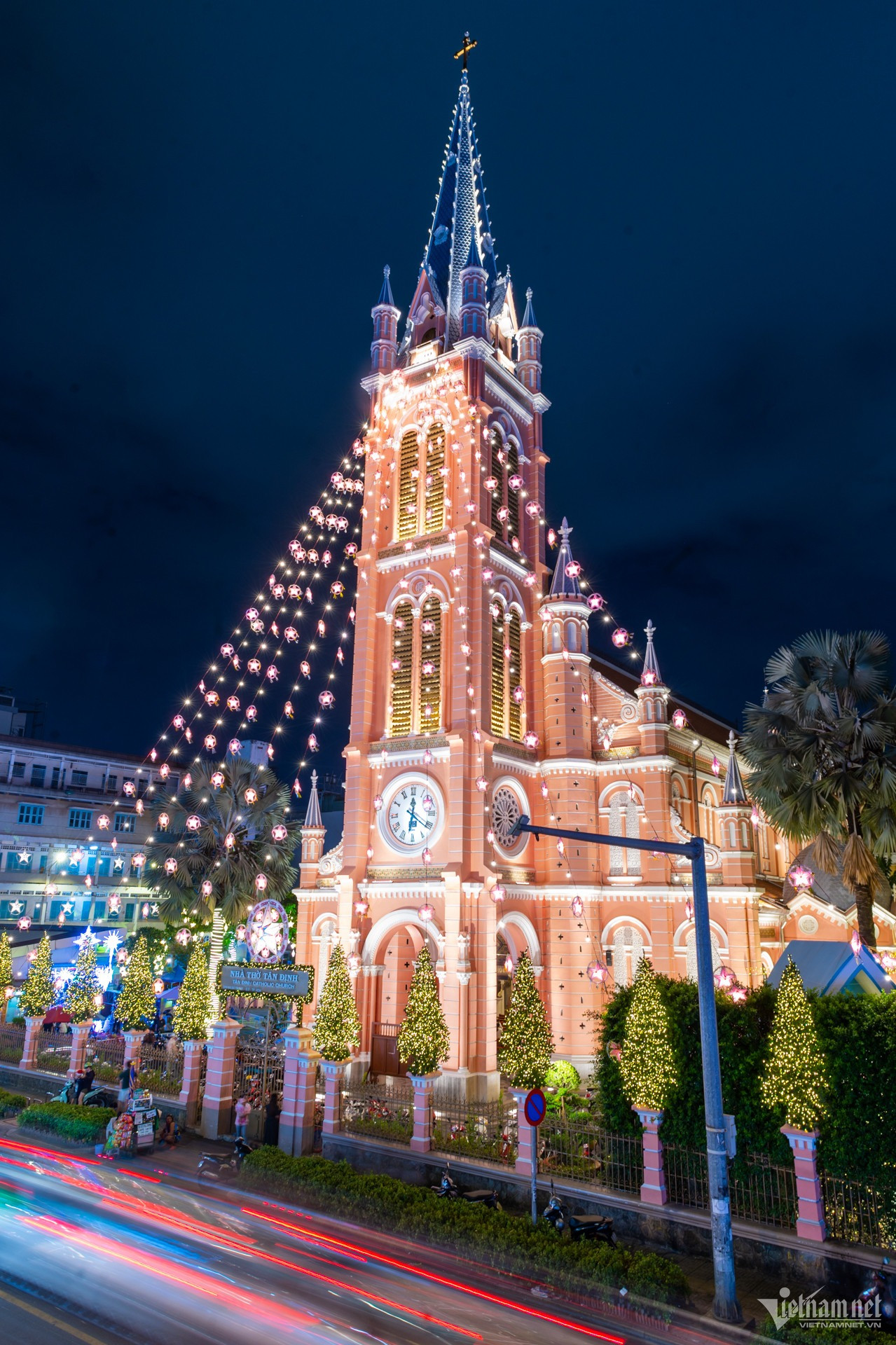 Nhà thờ Tân Định (hay còn gọi là Nhà thờ Thánh Tâm Chúa Giêsu) trên đường Hai Bà Trưng (quận 1) cũng được trang trí hoa đèn lộng lẫy. Màu hồng nổi bật của nhà thờ cùng nhiều dây đèn rủ bao quanh tạo nên khung cảnh rực rỡ. Nhà thờ Tân Định (hay còn gọi là Nhà thờ Thánh Tâm Chúa Giêsu) trên đường Hai Bà Trưng (quận 1) cũng được trang trí hoa đèn lộng lẫy. Màu hồng nổi bật của nhà thờ cùng nhiều dây đèn rủ bao quanh tạo nên khung cảnh rực rỡ.