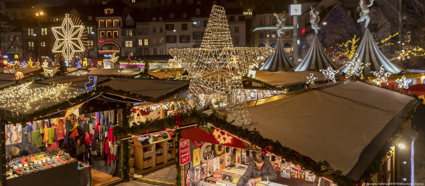 Basel (Thụy Sĩ) - nơi vốn được coi là một trong những thành phố đẹp nhất châu Âu mùa Giáng sinh. Trong ảnh là chợ Giáng sinh ở khu phố cổ. Ảnh: Keystone