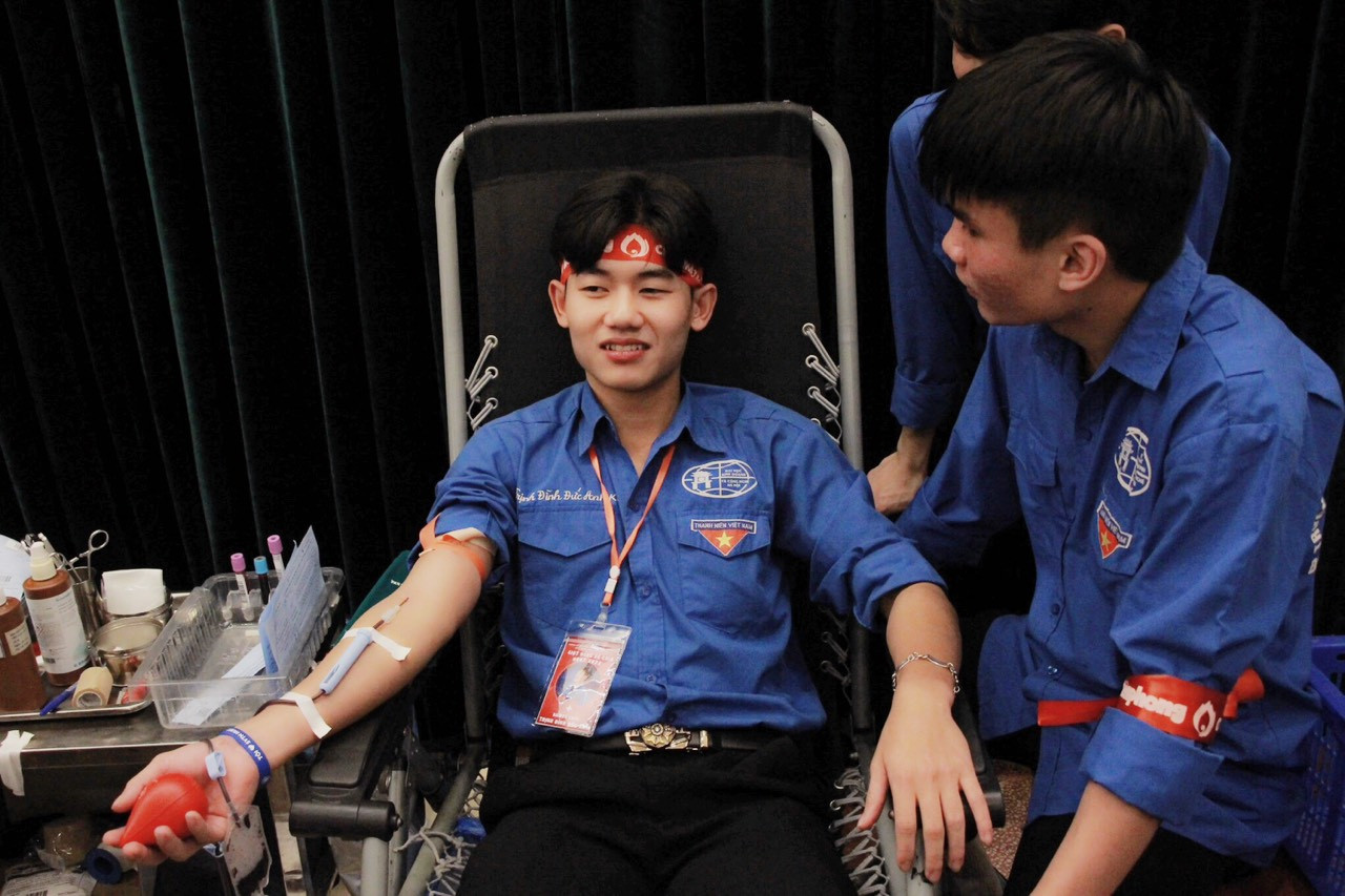 Em Đức Anh - sinh viên năm thứ 4, khoa Thương mại hạnh phúc và biết ơn khi được tham gia và hiến máu tình nguyện tại Chủ Nhật Đỏ 2024.