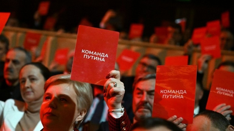 Các cử tri ủng hộ việc Tổng thống Nga Putin tái tranh cử với tư cách ứng viên độc lập. Ảnh: Sputnik Các cử tri ủng hộ việc Tổng thống Nga Putin tái tranh cử với tư cách ứng viên độc lập. Ảnh: Sputnik