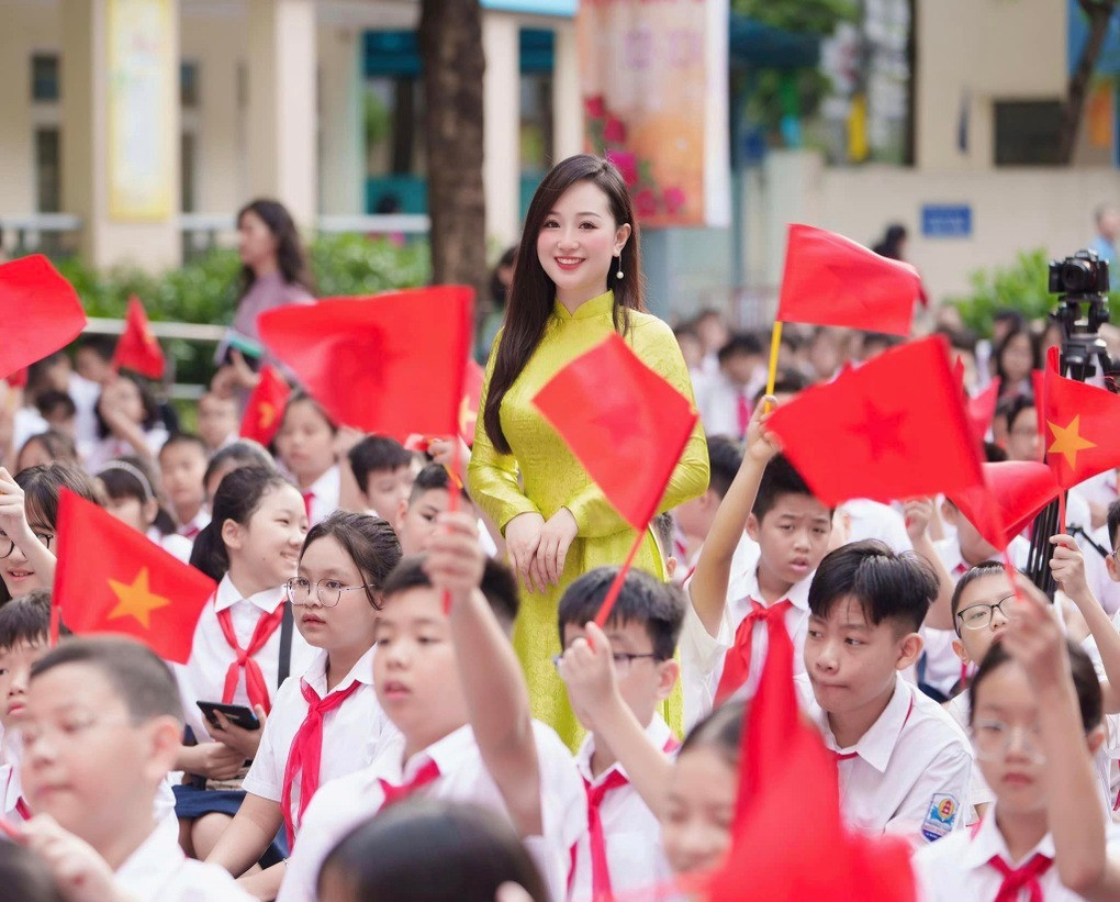 Cô giáo Nguyễn Mỹ Linh (SN 1997) - dạy môn ngữ văn tại một trường THCS ở quận Ba Đình, Hà Nội - nhanh chóng nổi tiếng sau lễ khai giảng hồi tháng 9 nhờ loạt khoảnh khắc trên sân trường. Nữ giáo viên được nhiều người khen có vẻ đẹp thanh lịch, dịu dàng trong tà áo dài thướt tha và lối trang điểm nhẹ nhàng. Không ít dân mạng còn dành tặng cho cô biệt danh "cô giáo hot girl", "hoa hậu giáo viên"...