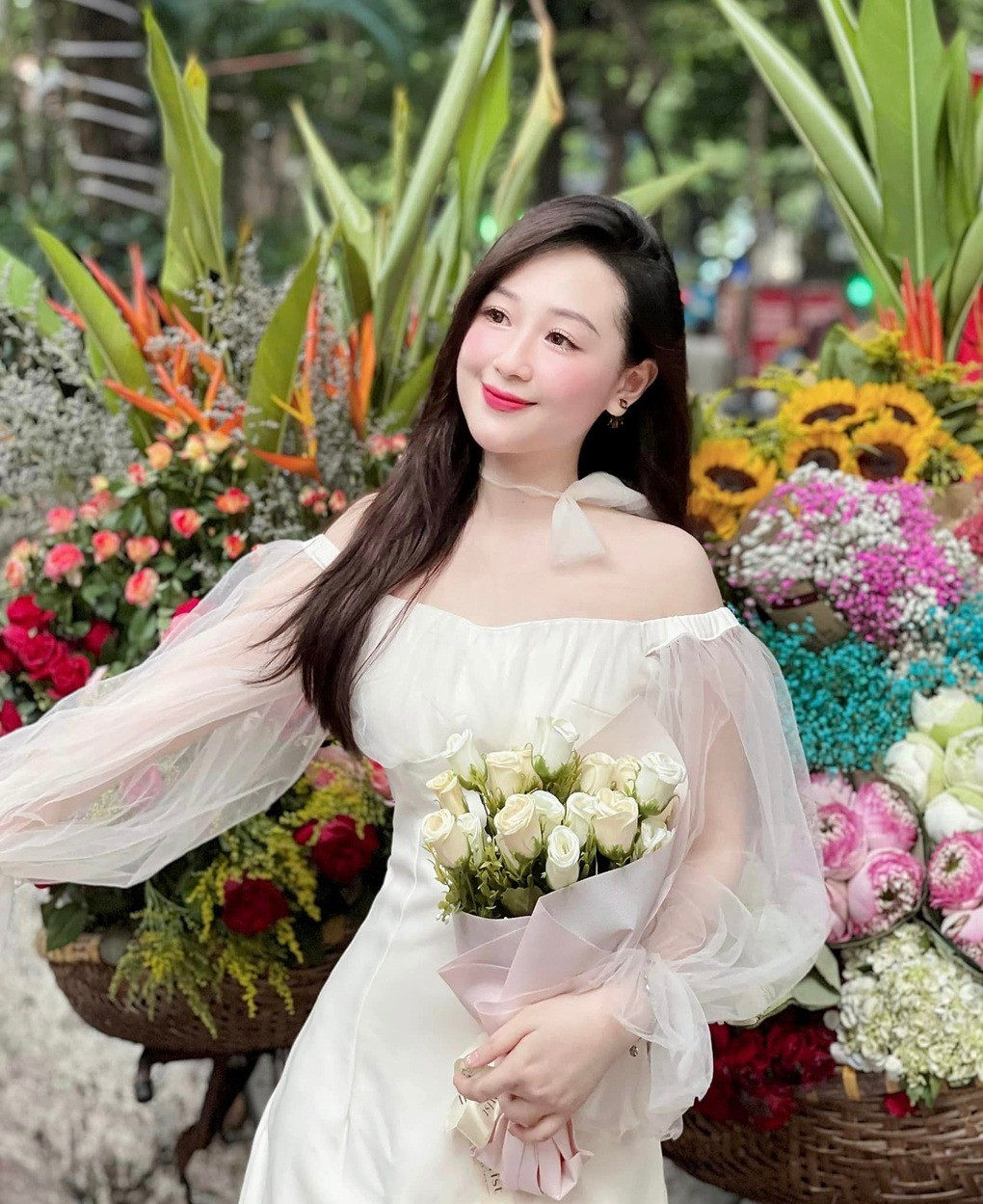 Mỹ Linh tốt nghiệp loại giỏi ngành Sư phạm Ngữ văn, Đại học Sư phạm Hà Nội. Thời sinh viên, cô là hoa khôi ảnh ở trường. Nữ giáo viên vừa hoàn thành văn bằng 2, ngành Quản trị kinh doanh tại Đại học Ngoại thương. Mỹ Linh cho biết, cô thích phong cách nhẹ nhàng, nữ tính và thường chụp ảnh với áo dài. Cô có chế độ ăn uống lành mạnh, lối sống tích cực, ăn ngủ đúng giờ, tập luyện thể thao nhẹ nhàng để giữ gìn vóc dáng thon gọn.