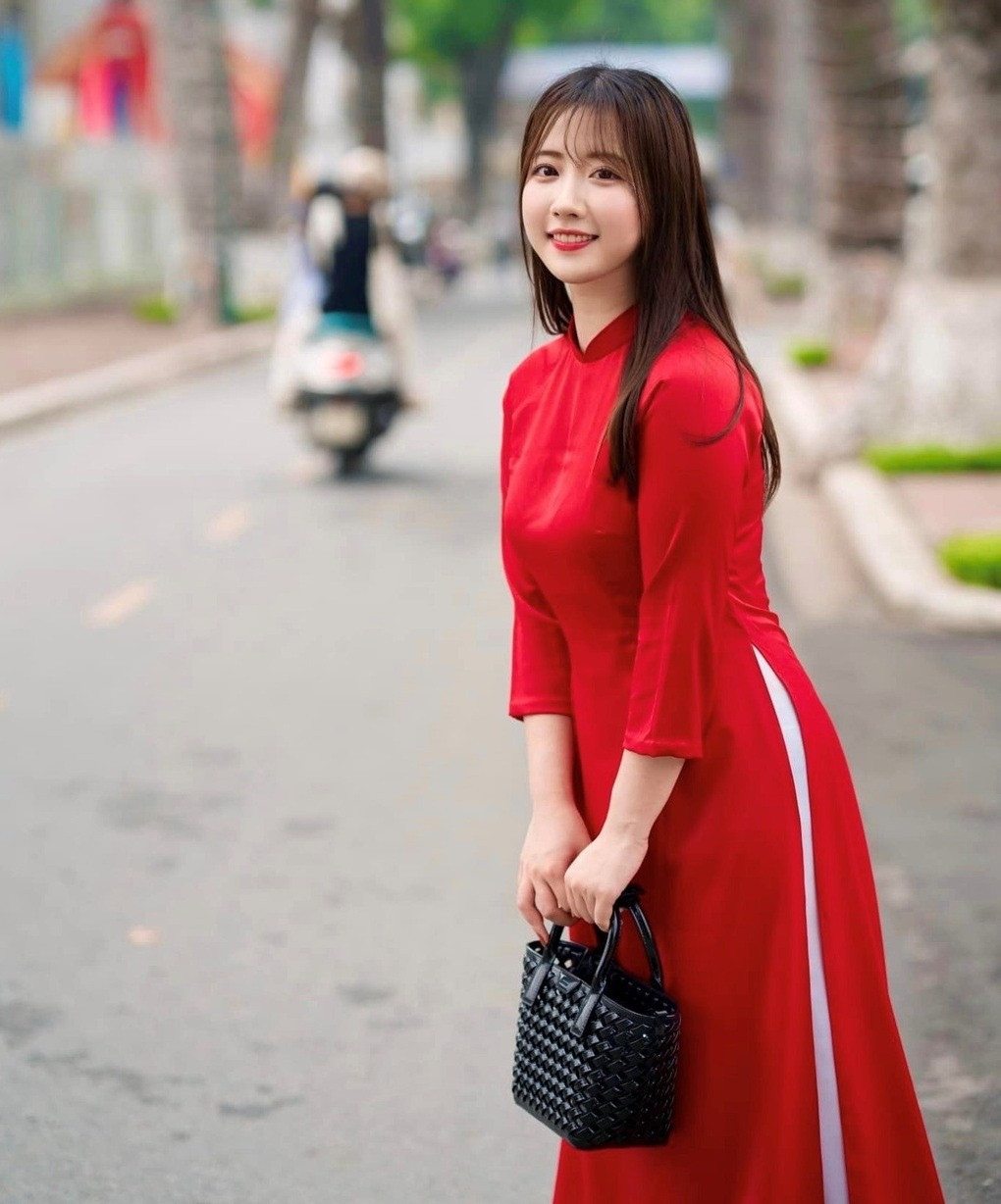 Gần đây, cô giáo Đinh Sao Mai (SN 1998) - giảng viên khoa tiếng Nhật (bộ môn thực hành tiếng) tại Đại học Hà Nội - bất ngờ "gây sốt" với vẻ ngoài xinh đẹp, trong trẻo. Trước đó, cô từng du học và tốt nghiệp ngành Khoa học Xã hội và Nhân văn, Đại học Waseda - ngôi trường đào tạo ra nhiều chính trị gia, người nổi tiếng ở Nhật Bản. Gia đình của Sao Mai có truyền thống theo ngành Sư phạm, mẹ cô hiện cũng là giảng viên đại học.