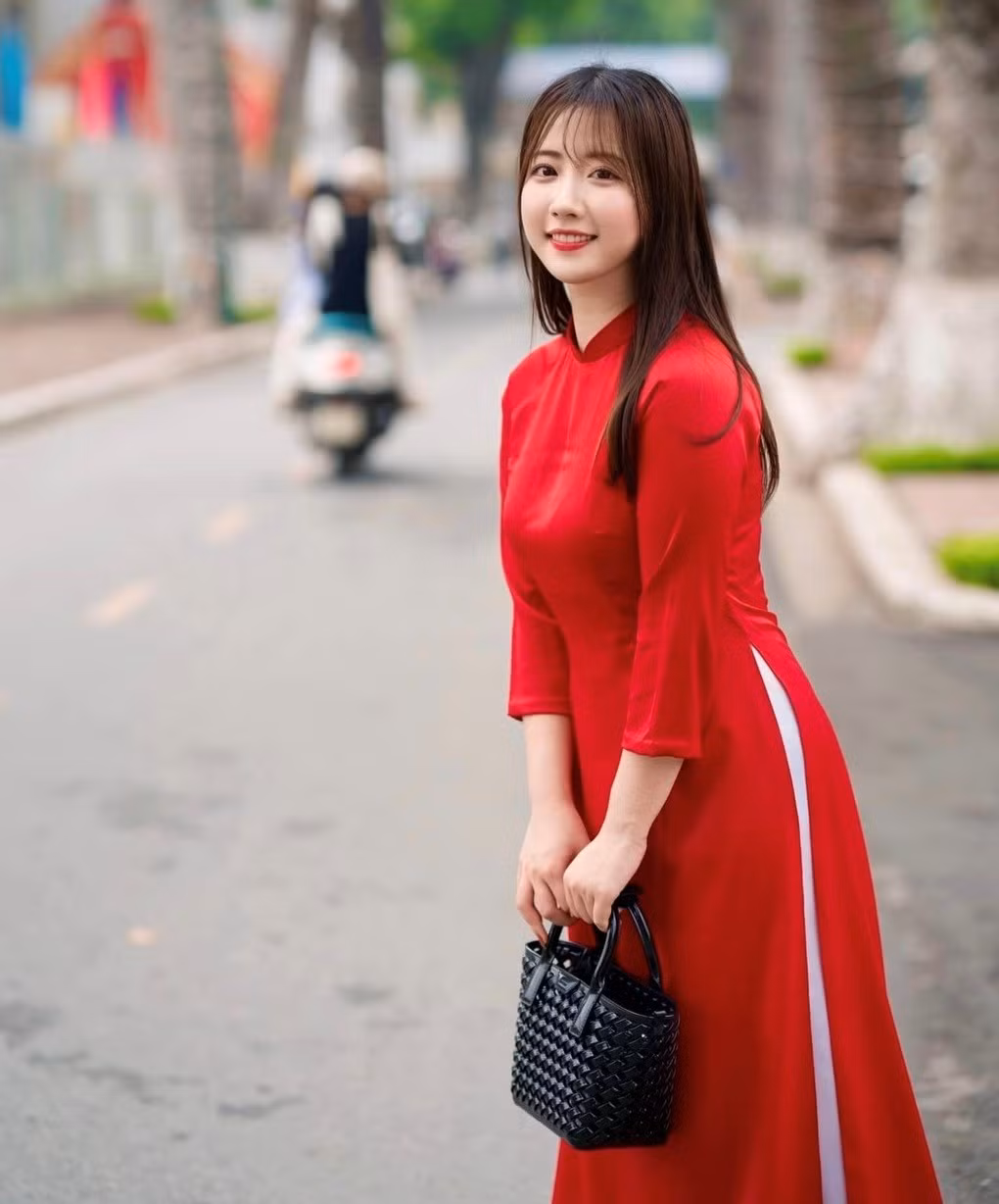Gần đây, cô giáo Đinh Sao Mai (SN 1998) - giảng viên khoa tiếng Nhật (bộ môn thực hành tiếng) tại Đại học Hà Nội - bất ngờ "gây sốt" với vẻ ngoài xinh đẹp, trong trẻo. Trước đó, cô từng du học và tốt nghiệp ngành Khoa học Xã hội và Nhân văn, Đại học Waseda - ngôi trường đào tạo ra nhiều chính trị gia, người nổi tiếng ở Nhật Bản. Gia đình của Sao Mai có truyền thống theo ngành Sư phạm, mẹ cô hiện cũng là giảng viên đại học.