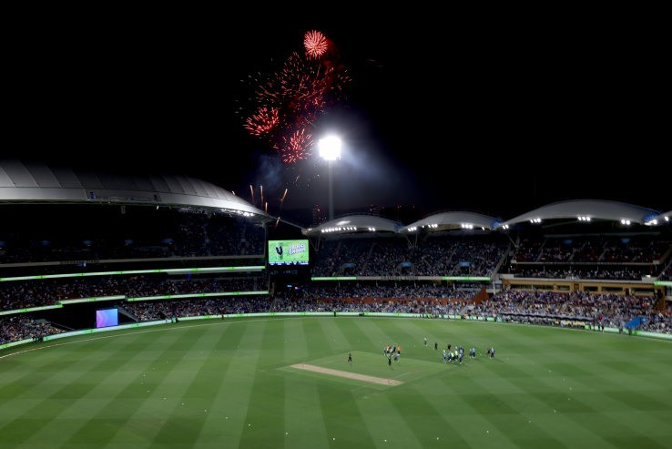 Màn bắn pháo hoa sớm lúc 21h ngày 31/12 ở Úc, nhìn từ sân vận động. Ảnh: Getty Images Màn bắn pháo hoa sớm lúc 21h ngày 31/12 ở Úc, nhìn từ sân vận động. Ảnh: Getty Images