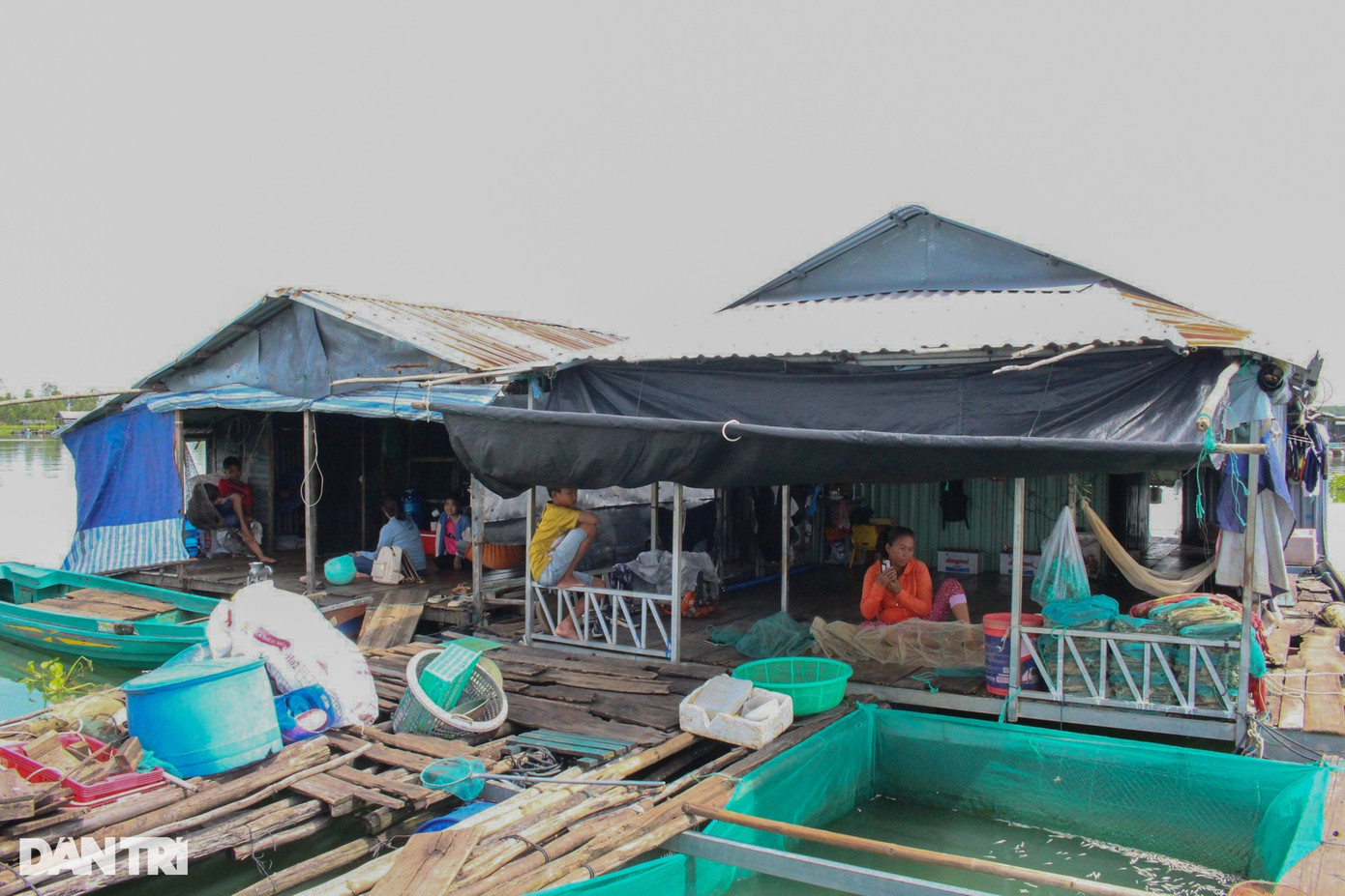 Các hộ dân này sống tập trung ở vùng bán ngập, họ đều không có giấy tờ tùy thân trong nhiều năm qua. Các hộ dân này sống tập trung ở vùng bán ngập, họ đều không có giấy tờ tùy thân trong nhiều năm qua.