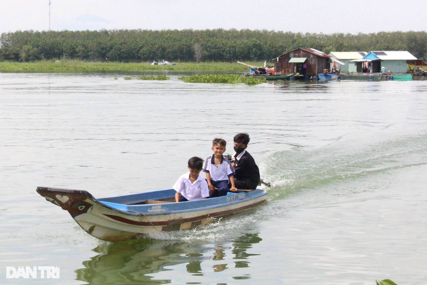 Hồ Dầu Tiếng thuộc phạm vi của 3 tỉnh Bình Dương, Bình Phước và Tây Ninh. Đây là nơi cung cấp nguồn nước cho khu vực Đông Nam Bộ. Khu vực ven hồ thuộc ấp Hòa Lộc, xã Minh Hòa, huyện Dầu Tiếng (Bình Dương) còn khoảng hơn 60 hộ dân không có giấy tờ tùy thân, sống ở những căn nhà tạm. Hồ Dầu Tiếng thuộc phạm vi của 3 tỉnh Bình Dương, Bình Phước và Tây Ninh. Đây là nơi cung cấp nguồn nước cho khu vực Đông Nam Bộ. Khu vực ven hồ thuộc ấp Hòa Lộc, xã Minh Hòa, huyện Dầu Tiếng (Bình Dương) còn khoảng hơn 60 hộ dân không có giấy tờ tùy thân, sống ở những căn nhà tạm.