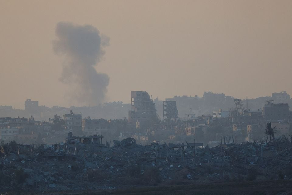 Khói bốc lên từ Dải Gaza hôm 1/12. Ảnh: Reuters Khói bốc lên từ Dải Gaza hôm 1/12. Ảnh: Reuters